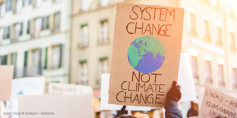 Klima Demonstranten mit Plakaten