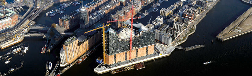 Der Hamburger Hafen mit der Elbphilharmonie aus der Luft