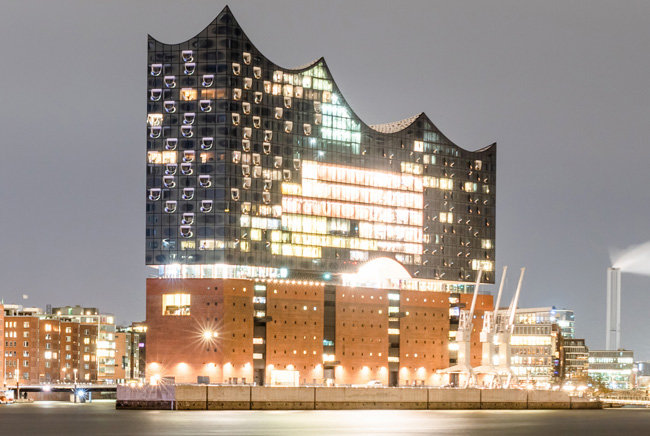 Außenansicht der Elbphilharmonie in Hamburg bei Nacht 