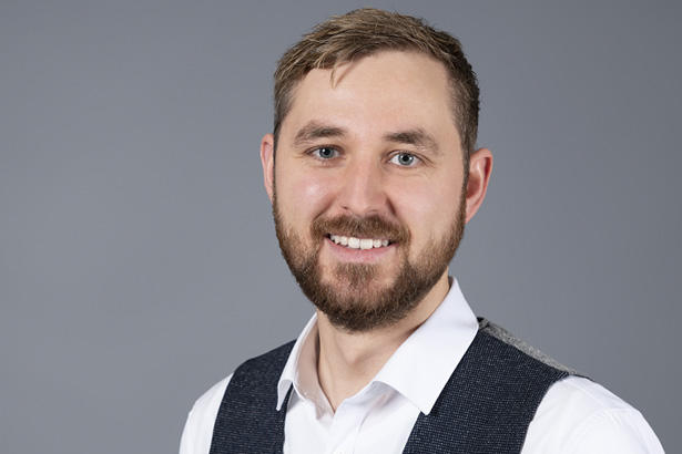 Niels Hackmann lächelt in die Kamera